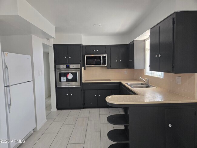 Building Photo - 3731 W Fleetwood Ln