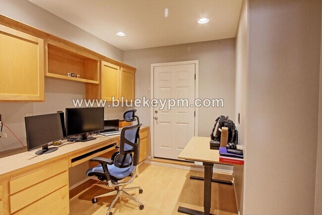 Building Photo - 3 Bed, 2.5 Bath Townhome in Hillsboro Near Quatama Park and Intel's Ronler Acres Campus