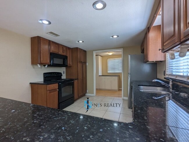 Building Photo - Beautiful 2/2/1 1600 Sq. Ft. with BONUS RO...