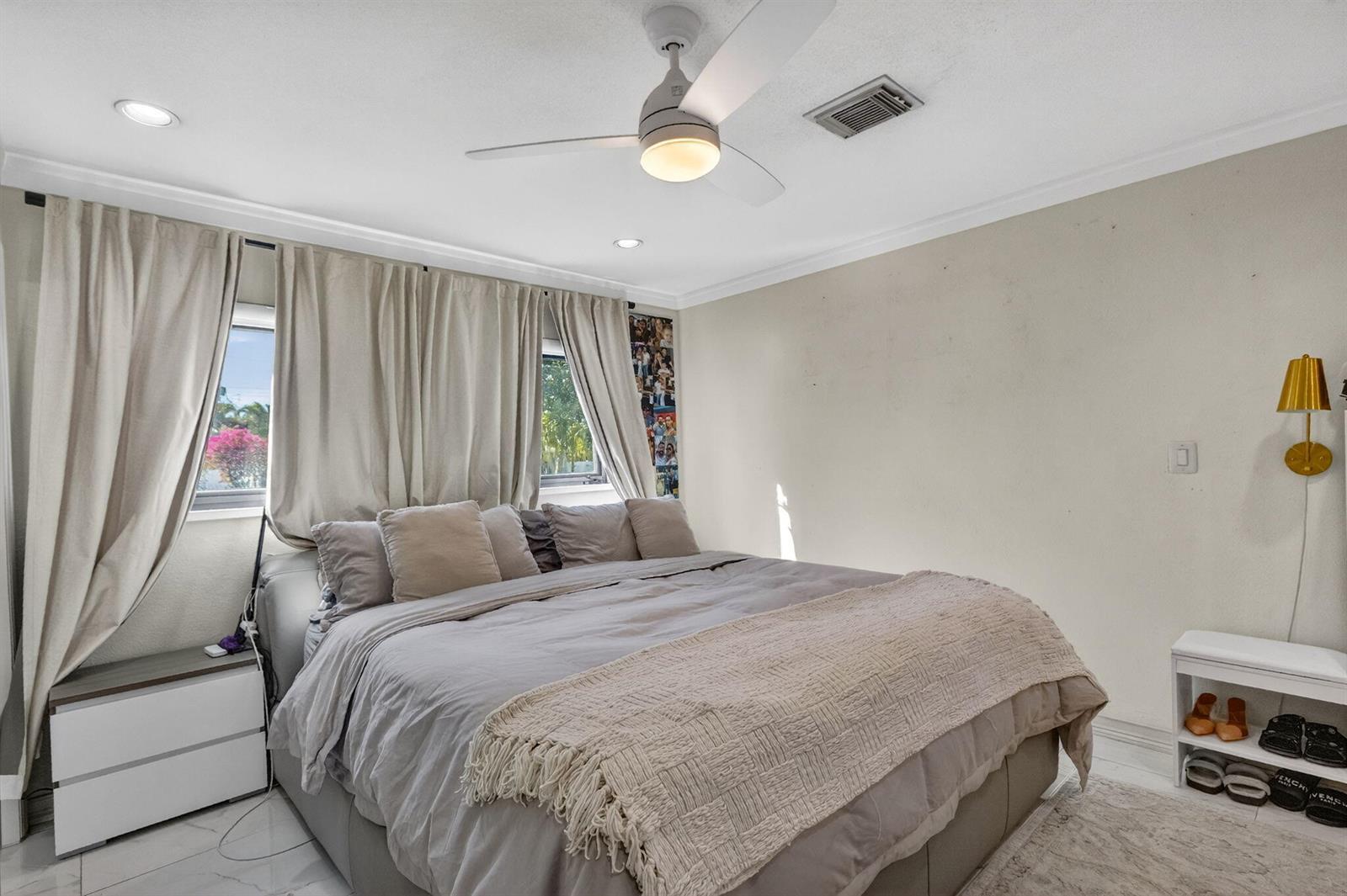 Building Photo - 2601 NE 8th Ct