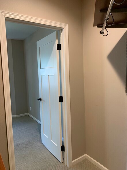 Building Photo - 465 W 5th St