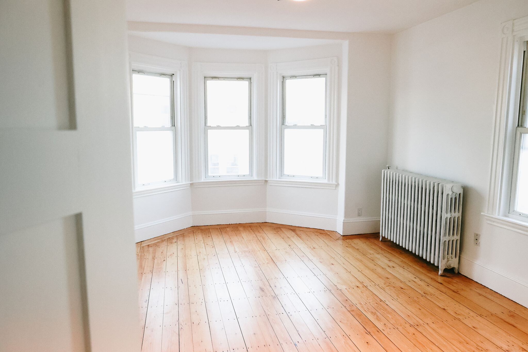 Living room with bay windows - 70 Saint Rose St