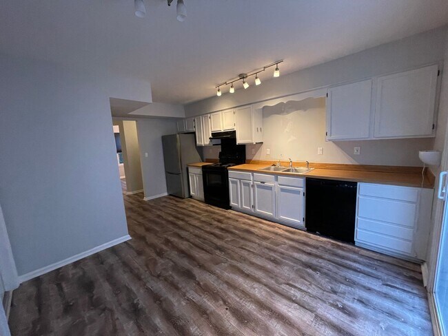 Building Photo - 4 BED / 3 BATH SINGLE FAMILY IN SALEM LAKES!