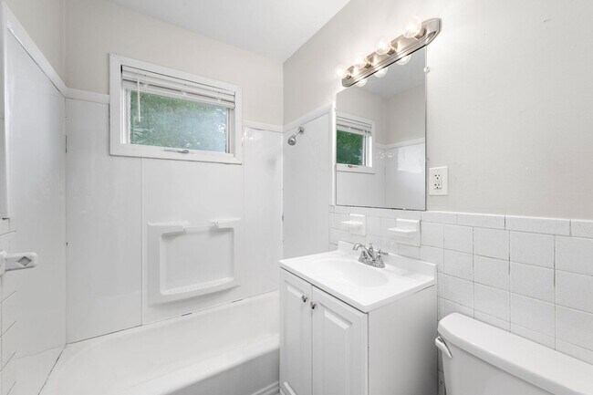 Building Photo - Beautifully Updated 1/2 Duplex in Prime Kansas City Location!