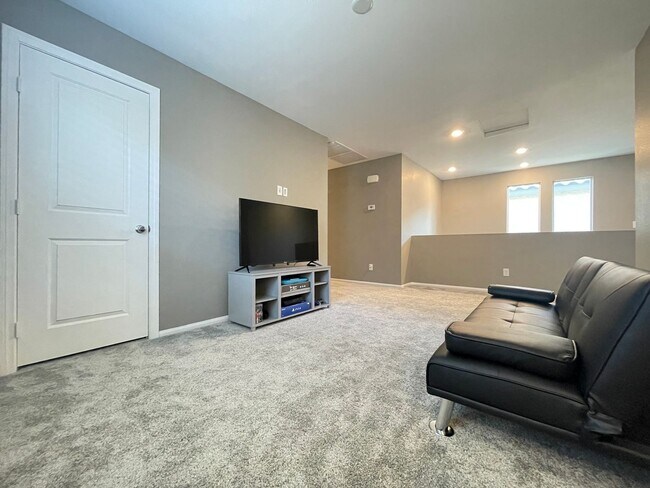 Building Photo - (Fully Furnished) 4 Bedroom + Loft,  3 Full Bath, Gated Community in SouthWest.