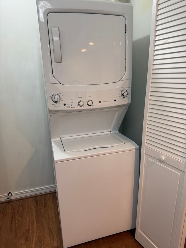 Building Photo - 6826 N Olive St