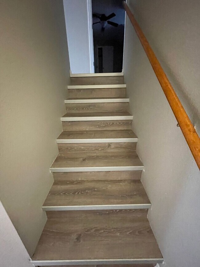 Building Photo - 4 bed/ 2 bath townhouse