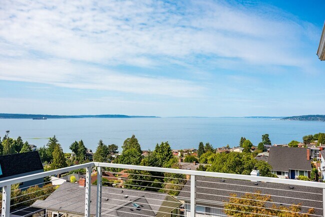 Building Photo - Stunning North Beach 4 bedroom, 3.5 bath with breathtaking view.