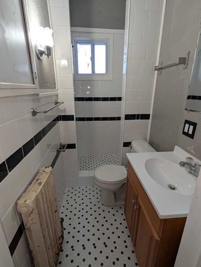 Building Photo - Multi Unit building Upper Rear Unit