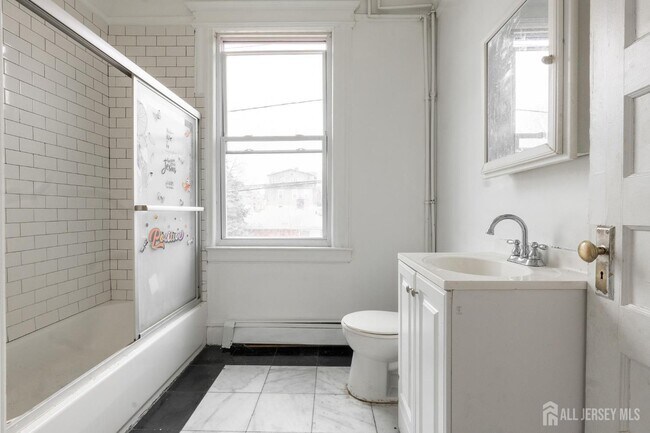 Building Photo - 410 Chadwick Ave