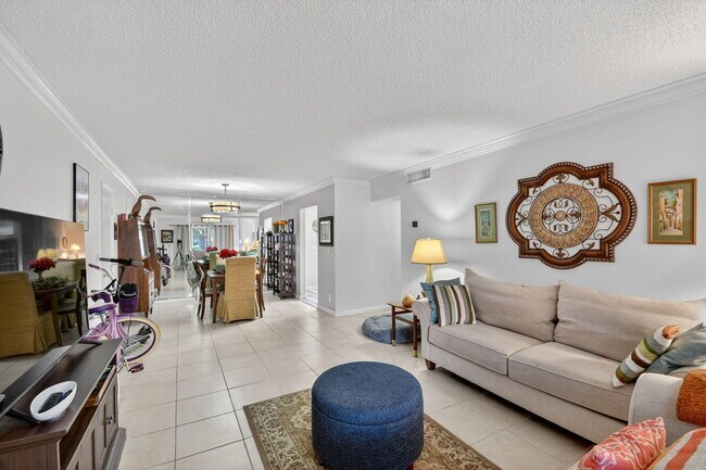 Building Photo - 9810 Pineapple Tree Dr