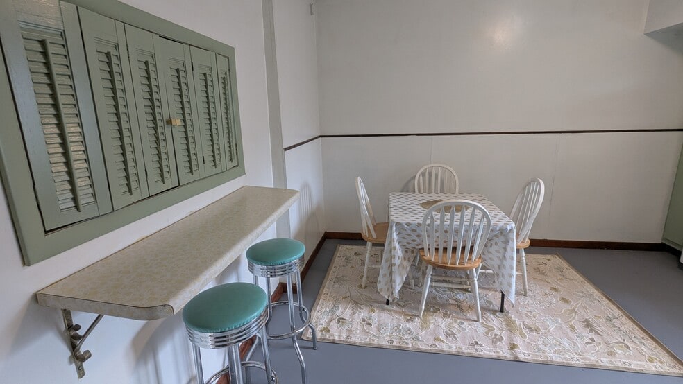 Building Photo - 1933 Saxton Ave