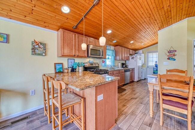 Building Photo - FURNISHED OFF-SEASON RENTAL AVAILABLE STAR...