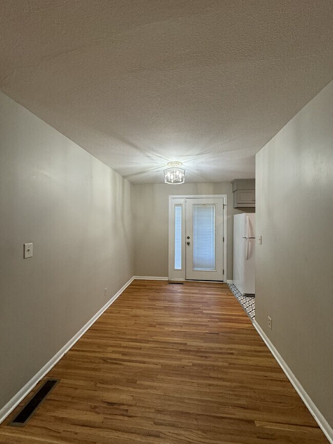 Building Photo - 3 bedroom, 1 bathroom house with partially...