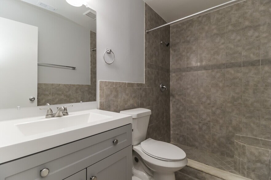 Building Photo - 9782 Piney Point Cir