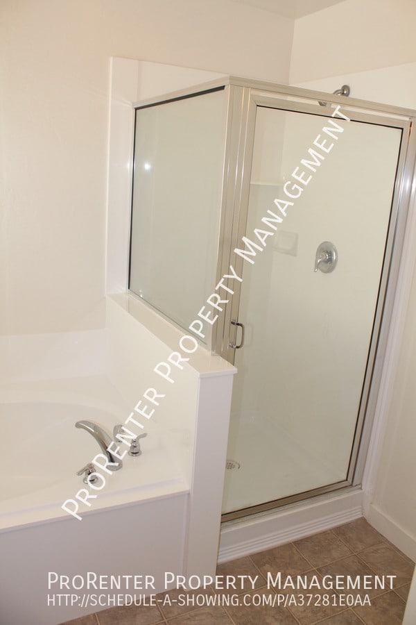 Building Photo - 1045 Stonehaven Dr