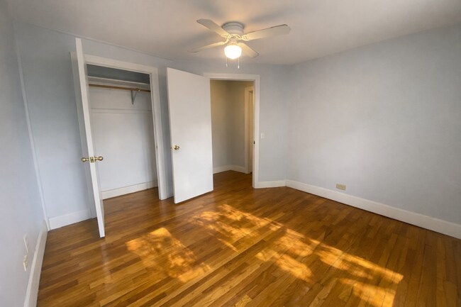 Building Photo - 832 S Bois D Arc Ave