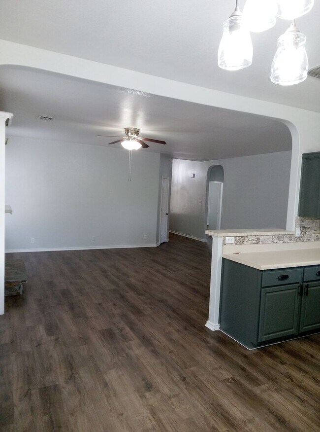 Building Photo - Beautiful and Spacious 3bdrm/2bath 2 car g...