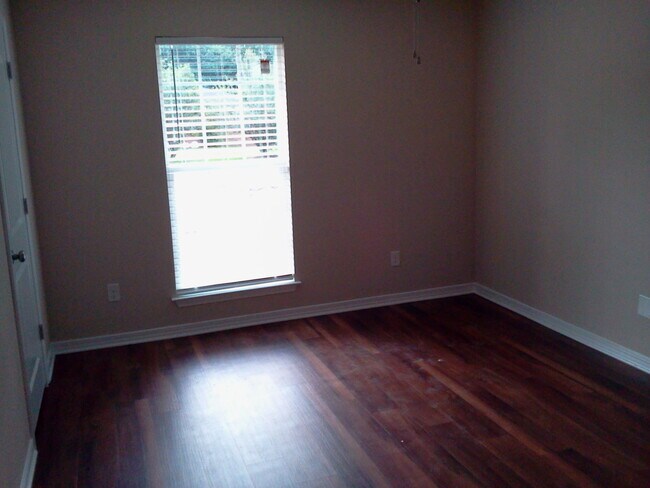 Building Photo - 2519 Weller Ave
