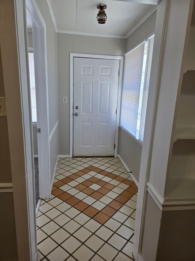 Building Photo - Updated Price!!! 2-Bedroom, 1-Bathroom Home with Basement – $995/Month - Accepting Section 8