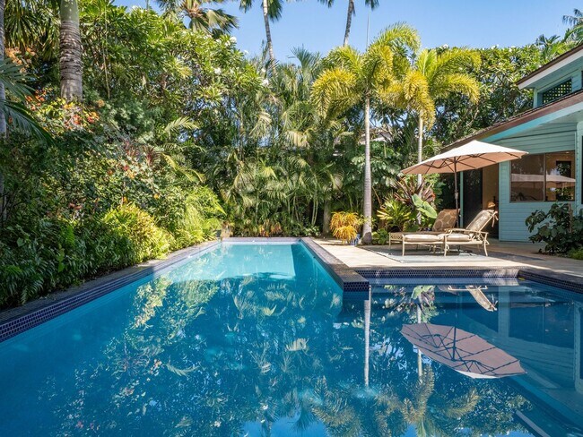 Building Photo - Beautiful Furnished, 2 Bed, 3 Bath, Gated ...