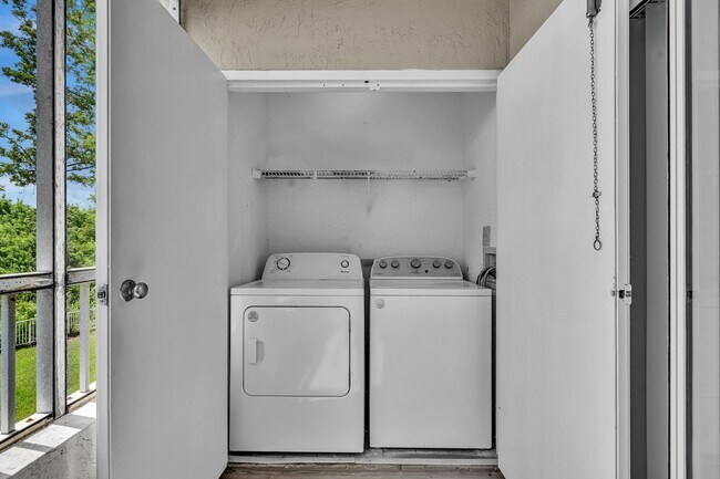 Building Photo - 2803 N Oakland Forest Dr