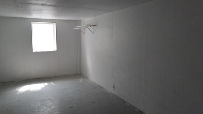 Building Photo - 1915 E Dodge St