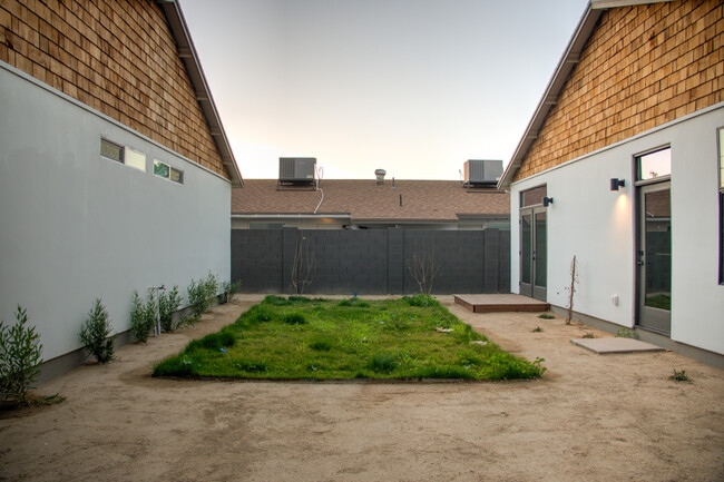 Building Photo - 1027 E McKinley St