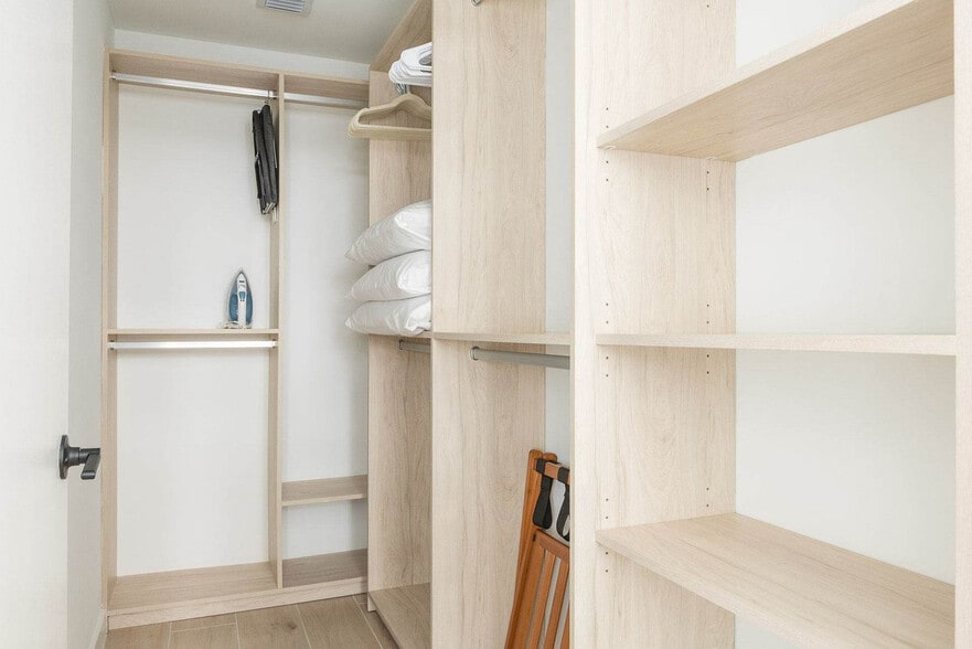 Building Photo - 225 N Miami Ave