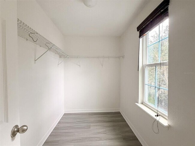 Building Photo - 11804 Silverlake Park Dr