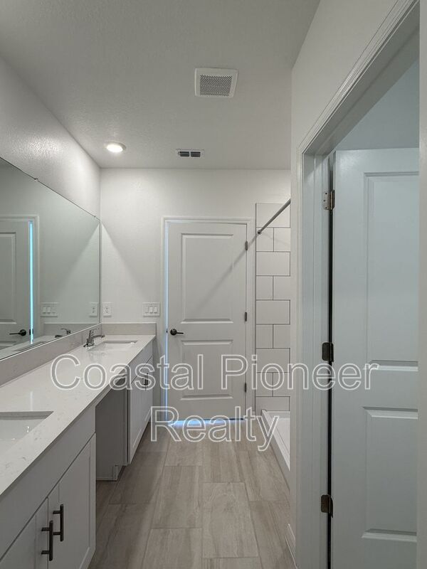 Building Photo - 17614 Pleasantview Blvd