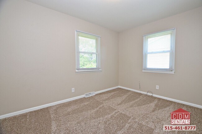 Building Photo - Nicely Updated Duplex