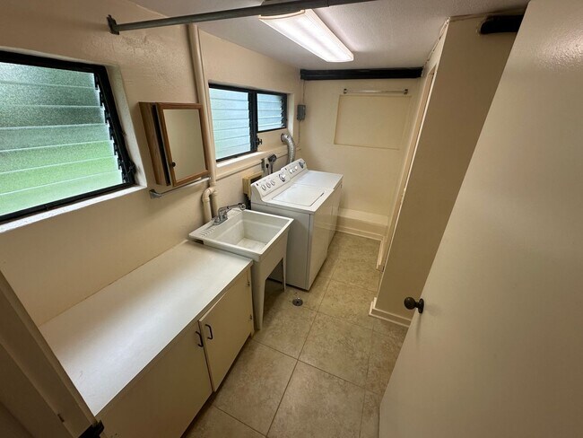 Building Photo - Charming Wilhelmina Rise Home with Stunning Diamond Head & Ocean Views