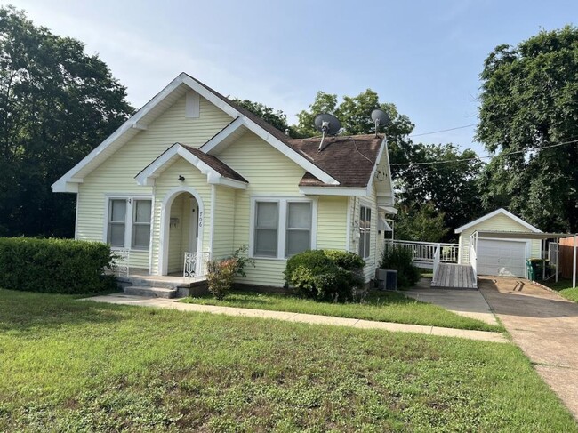 Primary Photo - 706 College St
