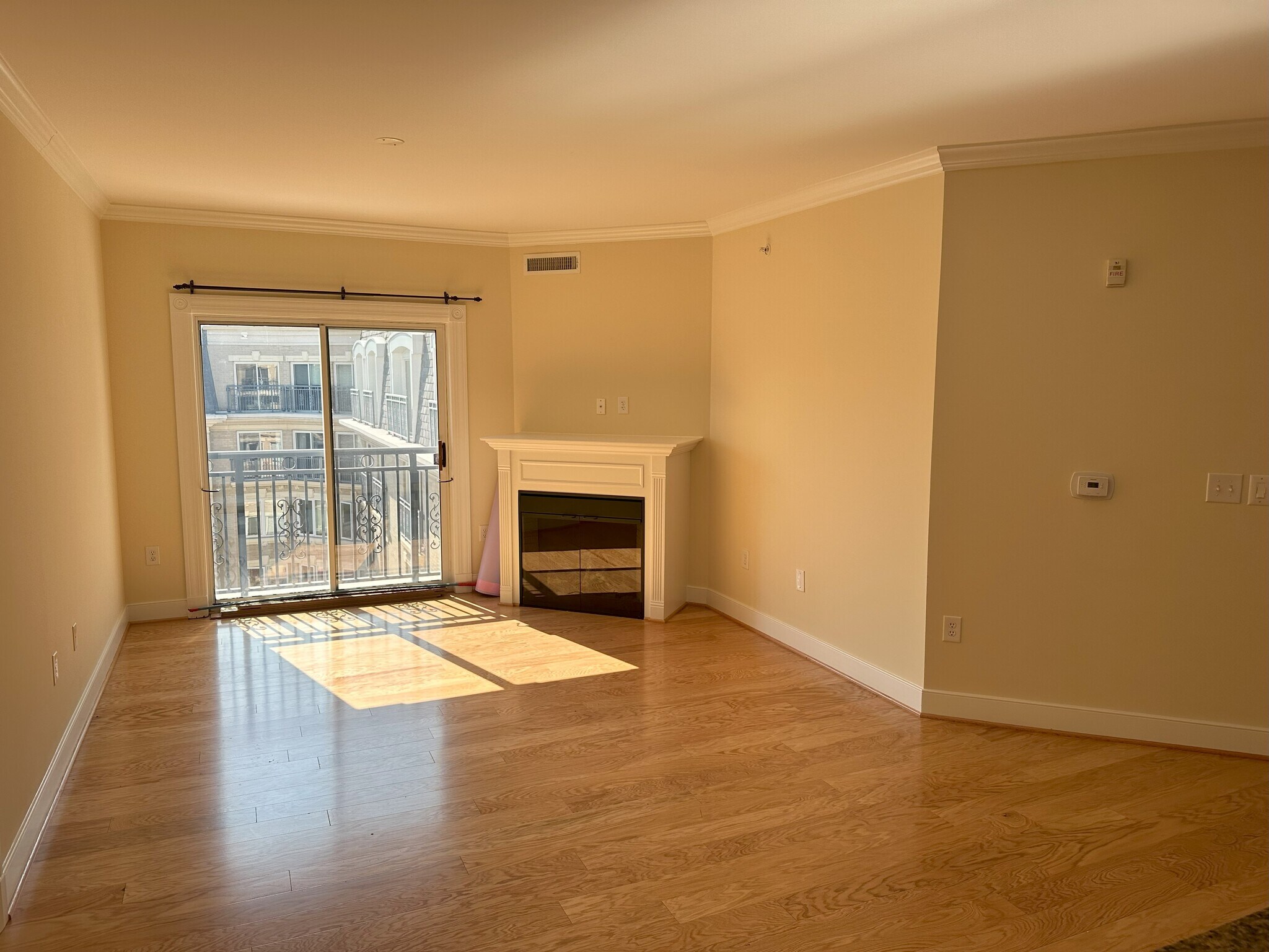 Living Room - 5 Park Pl