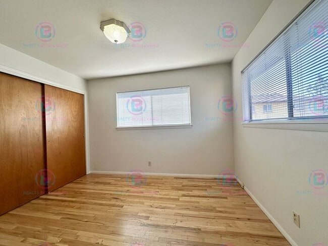 Building Photo - Delightful One-Bedroom + Office Near Idlew...
