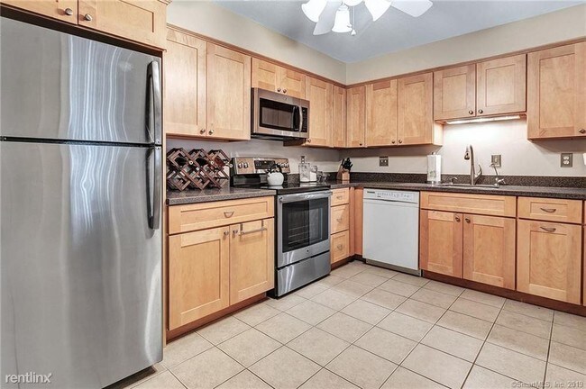 Building Photo - 1 br, 1 bath - 1460 Elm St