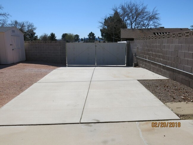 Building Photo - 4 bed, 2 bath, 2 car garage . Boulder City RV parking