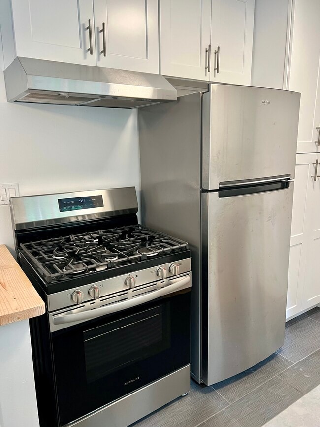 Kitchen - 3466 Glendon Ave