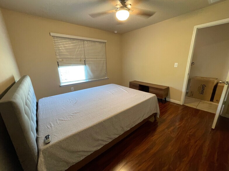 Building Photo - Room in Single Family Home on Bettylou Ln