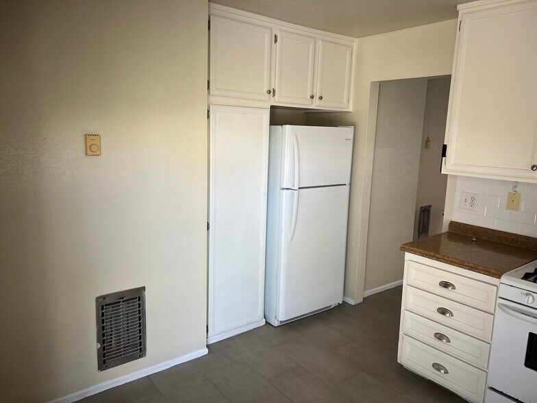 Building Photo - 120 Avenida Las Brisas