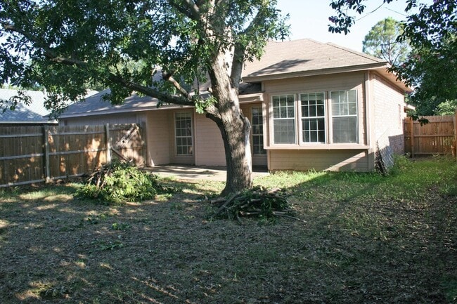 Building Photo - Nice 3 Bdrm 2 Bath Home in Denton Tx