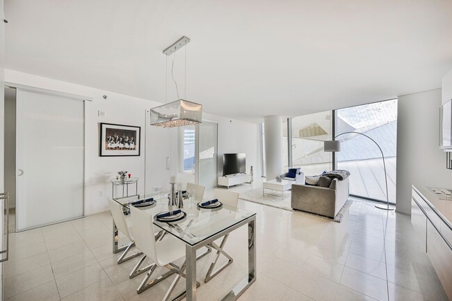 Building Photo - Luxurious premium corner unit nearly 1600 sq ft., Impeccably furnished-turn key- 2 bedroom 2 bath...