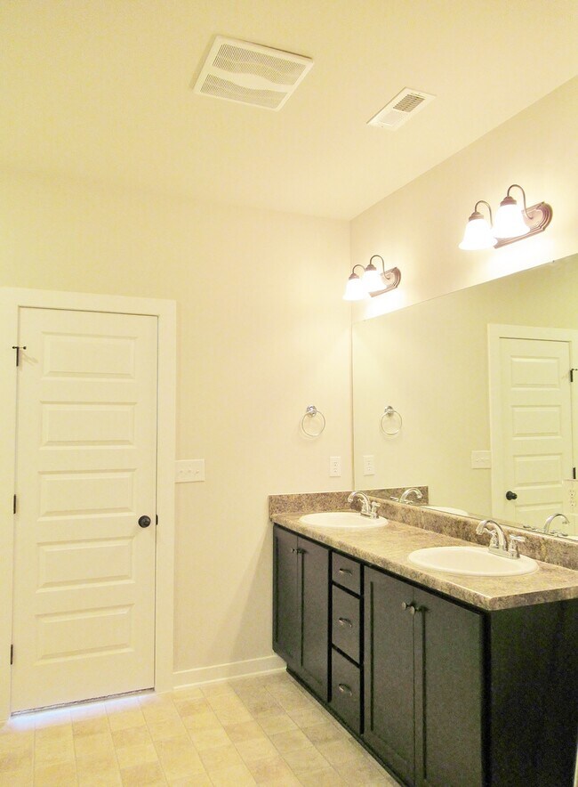Building Photo - 123 Birch Falls Dr