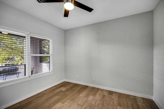 Building Photo - 1417 E Crockett St