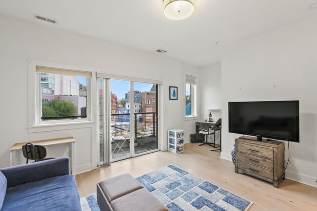 Building Photo - Bi-Level Shaw Condo