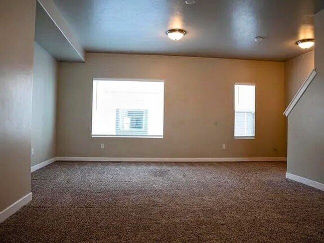 Building Photo - Beautiful Townhome in Bluffdale