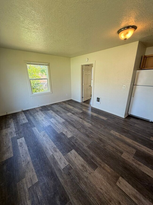 Building Photo - Cozy 1 Bedroom!
