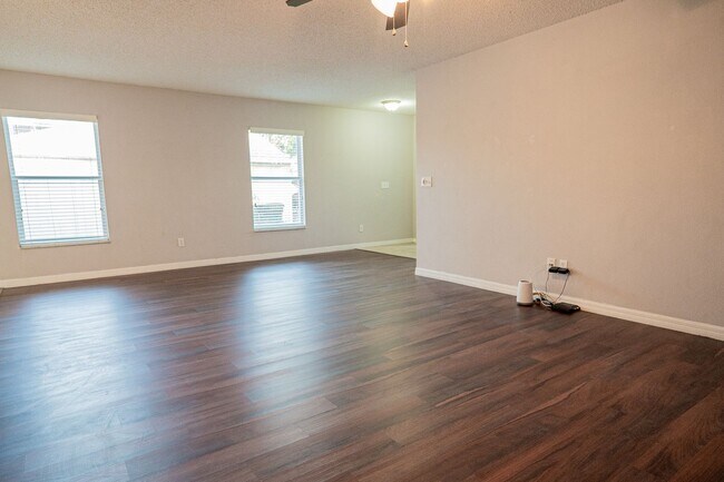 Building Photo - 3/2~Ridge Valley ~ Save with Solar!