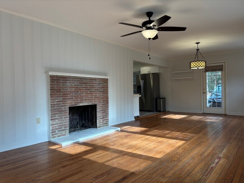 Building Photo - 2100 Durwood Rd